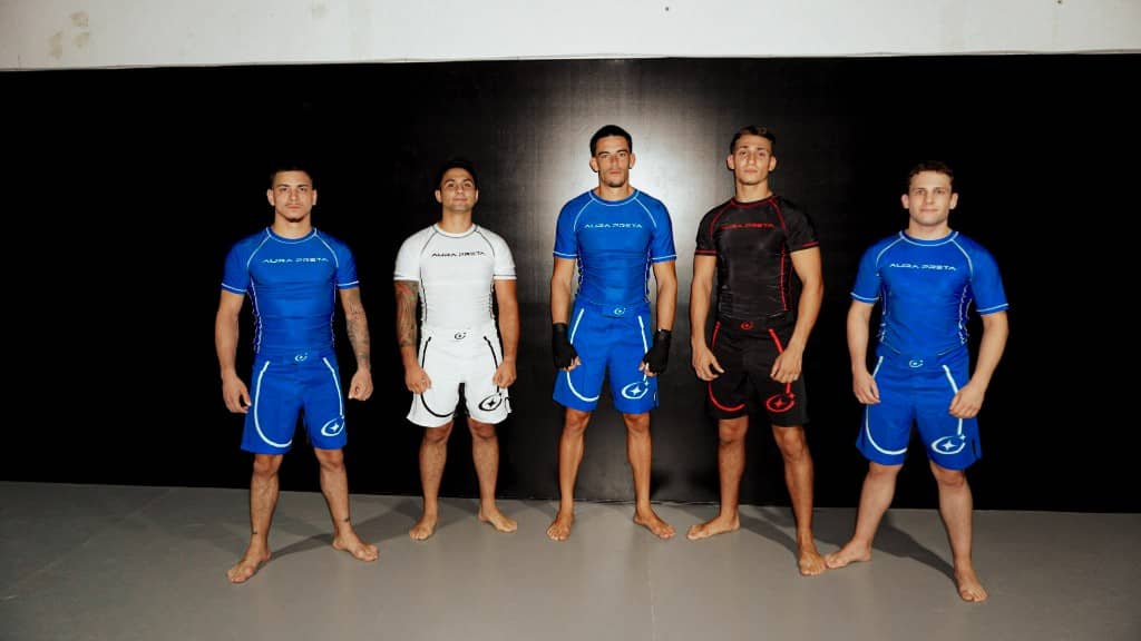 Equipo Aura Preta con la colección de rashguards y shorts para artes marciales